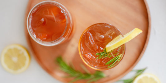 Recette : Thé glacé pétillant aux agrumes et romarin et bombe de thé